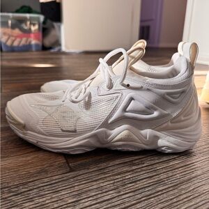 Mizuno Women’s Wave Momentum 3 Volleyball shoe